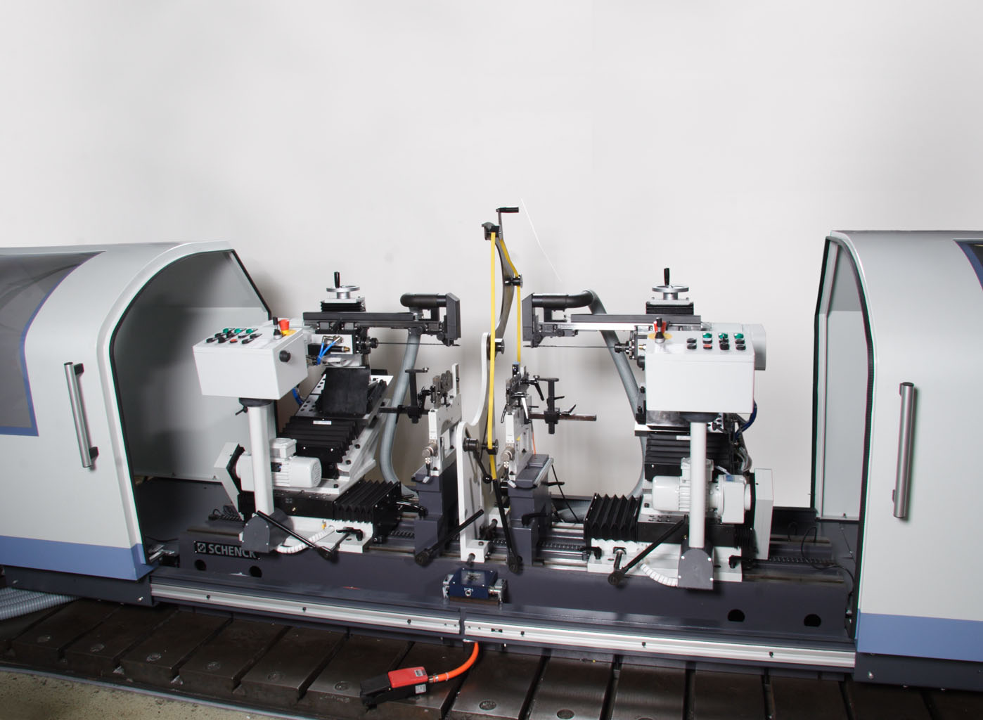 Universal-Auswuchtmaschinen mit integriertem Bohrausgleich: Universal Balancing Machines with Integrated Drill Correction